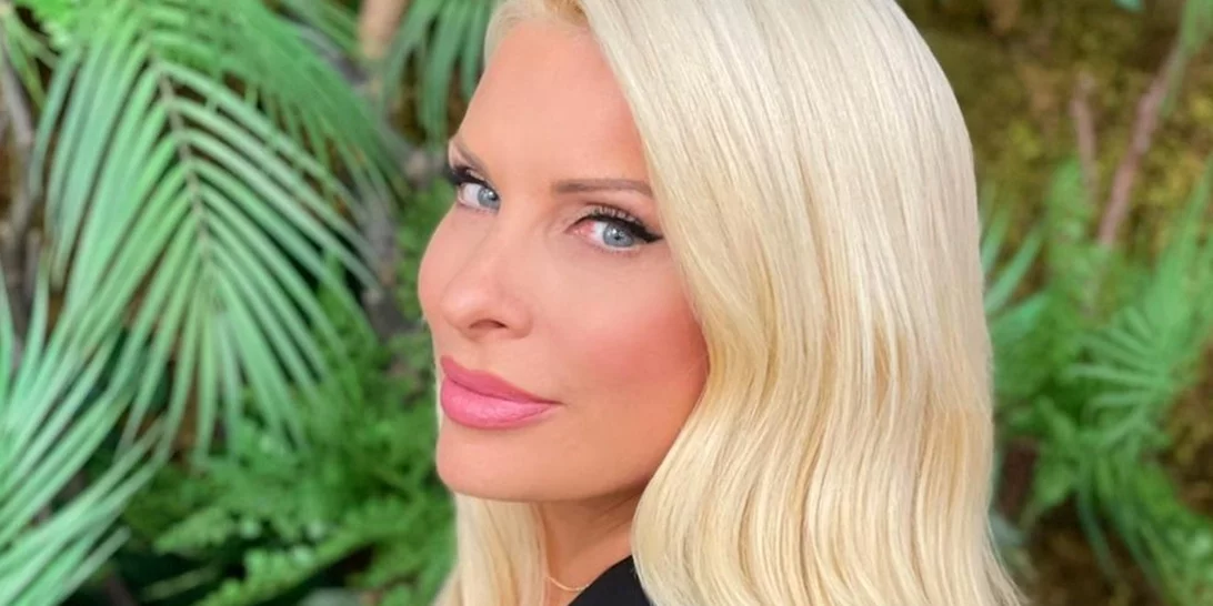 Ελένη Μενεγάκη | Ποζάρει στην παραλία της Άνδρου φορώντας μόνο ένα αέρινο πουκάμισο