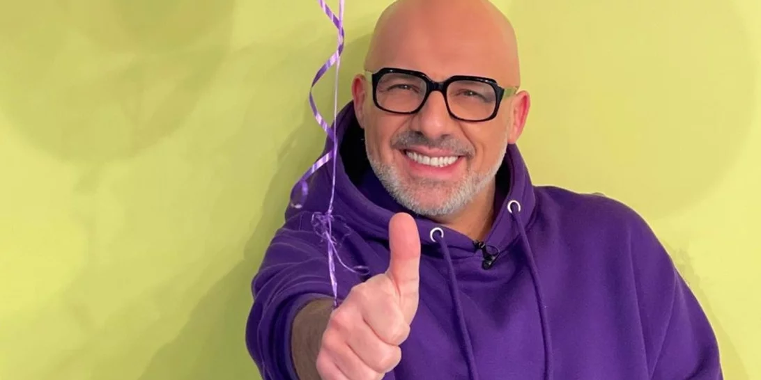 Celebrity News | Ο εκνευρισμός του Γεράσιμου Σκιαδαρέση, το τέλος του Μουτσινά από τον ΣΚΑΪ και οι δηλώσεις της Δανδουλάκη για τον Πολίτη