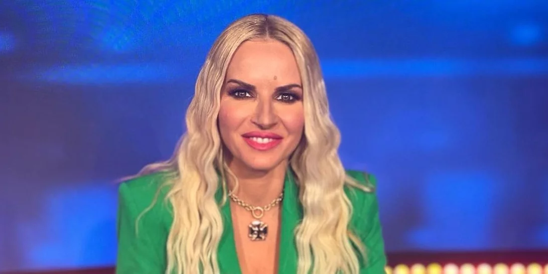 Μαρία Μπεκατώρου | Κάνει ηλιοθεραπεία φορώντας το πιο σέξι τιρκουάζ μπικίνι