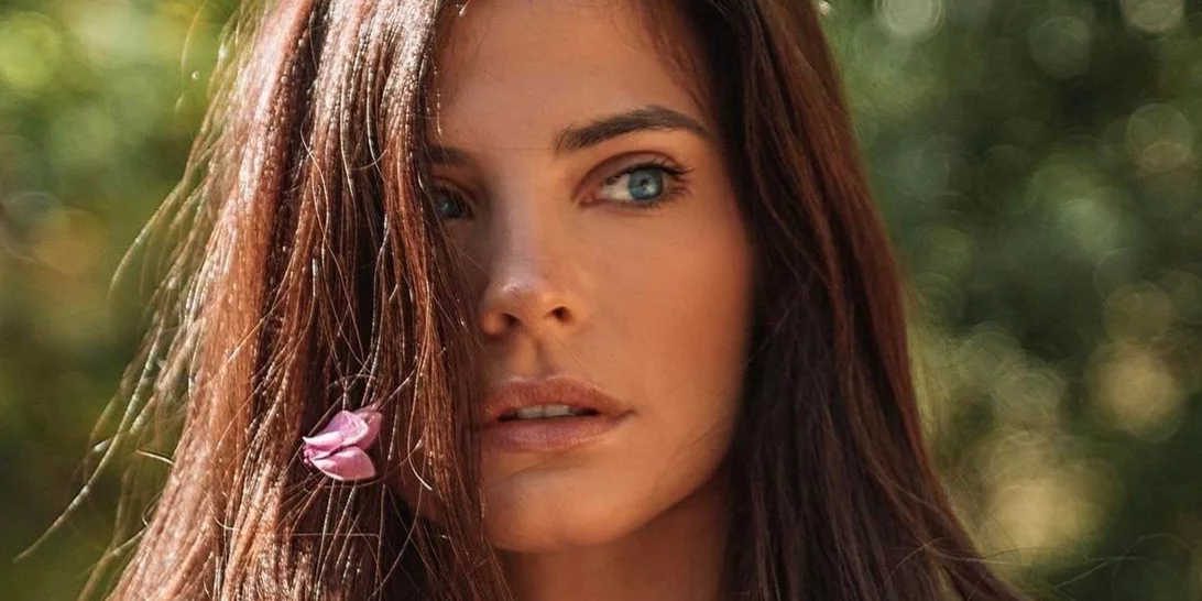 Η Χριστίνα Μπόμπα στη θάλασσα χωρίς photoshop | Τα κιλά, οι ραγάδες της εγκυμοσύνης και η αγάπη για το σώμα της