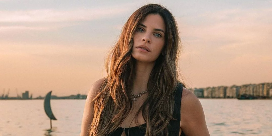 H Χριστίνα Μπόμπα φόρεσε σε γάμο το ιδανικό φόρεμα για καλεσμένη - απλό κόψιμο αλλά ιδιαίτερο σχέδιο δια χειρός Celia Kritharioti