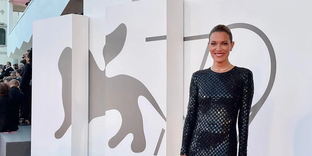 Η glam εμφάνιση της Βίκυς Καγιά στο κόκκινο χαλί του φεστιβάλ Βενετίας | Τα flat παπούτσια που επέλεξε