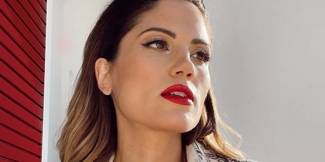 Μαίρη Συνατσάκη | Ποζάρει με μακρύ, εφαρμοστό φόρεμα και σε Χριστουγεννιάτικη διάθεση, λίγο πριν φέρει στον κόσμο το πρώτο της παιδί