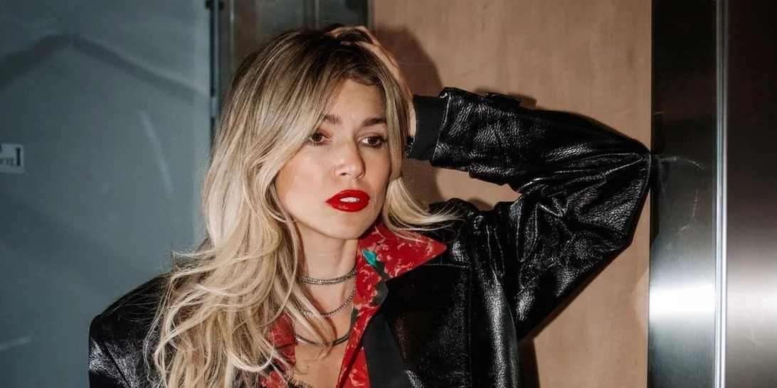 Η Βάσια Κωσταρά φόρεσε τη σκιά που τονίζει υπέροχα τα καστανά μάτια και τη λευκή επιδερμίδα