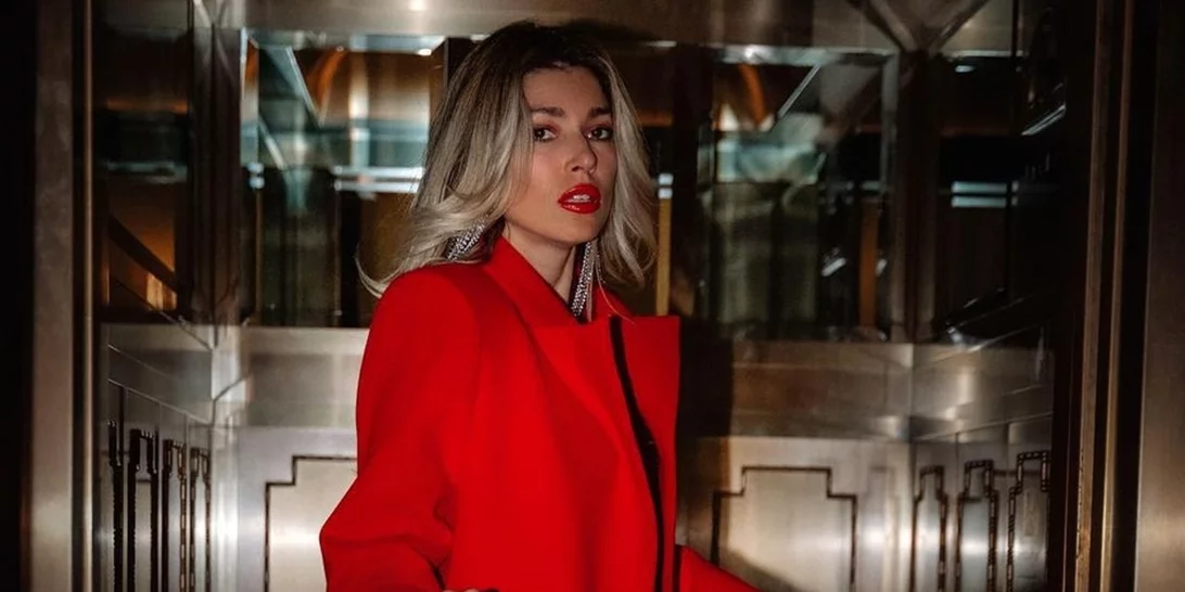 Η Βάσια Κωσταρά με το γιορτινό μανικιούρ που αναδεικνύει απόλυτα τα οβάλ νύχια