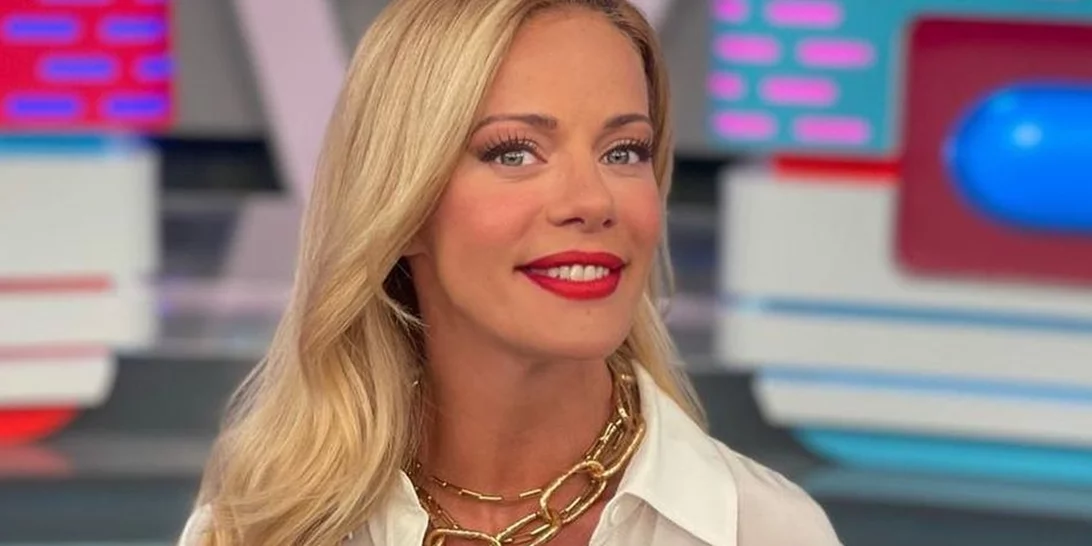 Ζέτα Μακρυπούλια | Φωτογραφίζεται πιο σέξι από ποτέ φορώντας μόνο ένα σακάκι και ψηλοτάκουνα παπούτσια