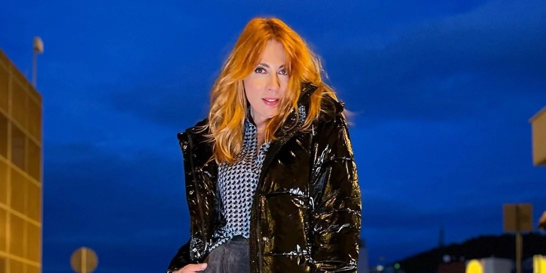 Η Σμαράγδα Καρύδη με κοτσιδάκια στα μαλλιά, σε θεατρική παράσταση με τους γονείς της, 16 χρόνια πριν