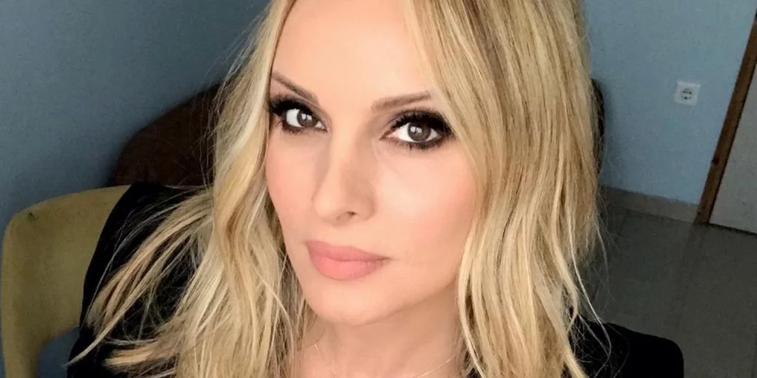 Η Πέγκυ Ζήνα νανουρίζει τον γιο της Ρούλας Σταματοπούλου και ο μικρός Άγγελος απολαμβάνει