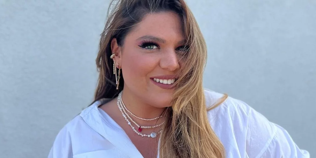 Δανάη Μπάρκα | Ποζάρει με ολόσωμο μαγιό και εντυπωσιάζει με τις όμορφες καμπύλες της