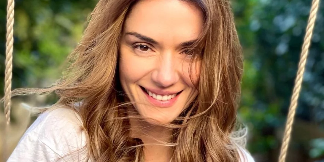 Βάσω Λασκαράκη | Φωτογραφίζεται στη Βαρκελώνη φορώντας τη νούμερο ένα τάση στα παπούτσια