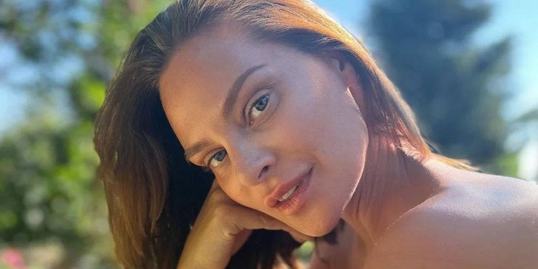 Υβόννη Μπόσνιακ | Ποζάρει εντελώς αμακιγιάριστη στην αγκαλιά του αγαπημένου της, Αντώνη Ρέμου