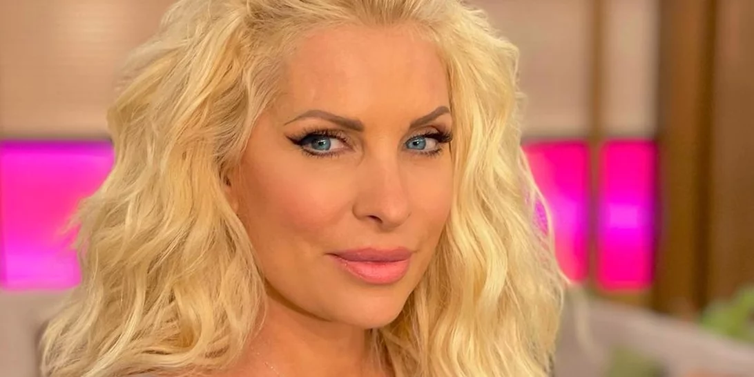 Η Ελένη Μενεγάκη πιο σέξι από ποτέ | Ποζάρει με μπικίνι, αχτένιστη και makeup free