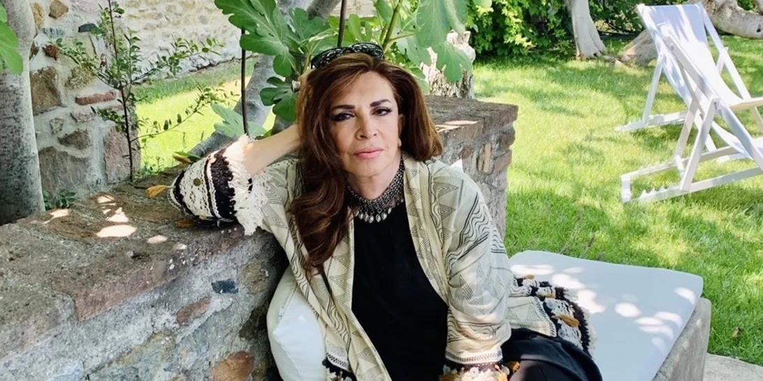 Η Μιμή Ντενίση πιο σέξι από ποτέ | Ποζάρει με μπικίνι στον κήπο του σπιτιού της