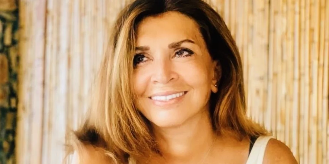 Μιμή Ντενίση | Ποζάρει πιο γοητευτική και κομψή από ποτέ στον κήπο του εξοχικού σπιτιού της