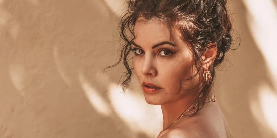 Η Μαρία Κορινθίου είναι πιο σέξι από ποτέ | Ποζάρει με μαύρα εσώρουχα και ζαρτιέρες εντυπωσιάζοντάς μας για ακόμα μία φορά