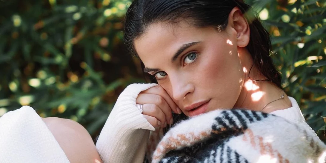 H Χριστίνα Μπόμπα φοράει τα κατακόκκινα εσώρουχά της και ποζάρει κάτω από το Χριστουγεννιάτικο δέντρο της