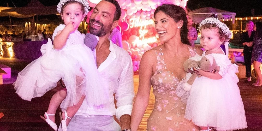 Χριστίνα Μπόμπα | Το διάφανο φόρεμα που επέλεξε για τη βάπτιση των δίδυμων κορών της