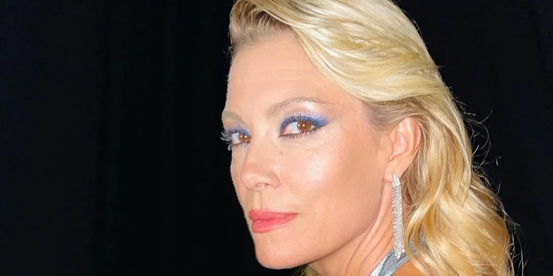 Η Βίκυ Καγιά με τη royal blue σκιά που κάνει τα καστανά μάτια να δείχνουν ακόμα πιο σαγηνευτικά