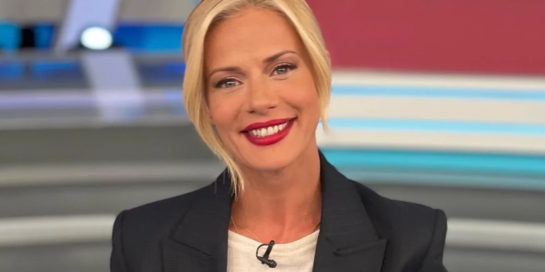 Ζέτα Μακρυπούλια | Η βραδινή εμφάνιση με το δαντελένιο crop top που ανέδειξε τους καλλίγραμμους κοιλιακούς της