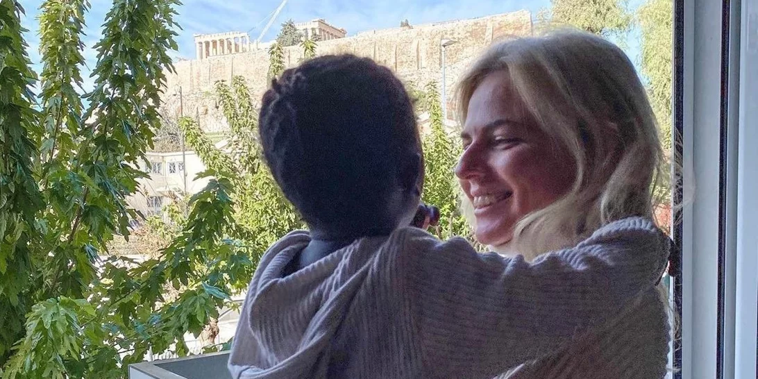 Χριστίνα Κοντοβά | Το υπέροχο βίντεο με την Έιντα να εύχεται στα ελληνικά "Χρόνια Πολλά" στον μπαμπά της