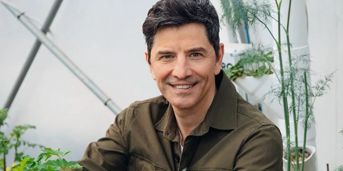 Ο Σάκης Ρουβάς φοράει ποδιά και μπαίνει στην κουζίνα του σπιτιού του μαγειρεύοντας την απόλυτη κερκυραϊκή συνταγή