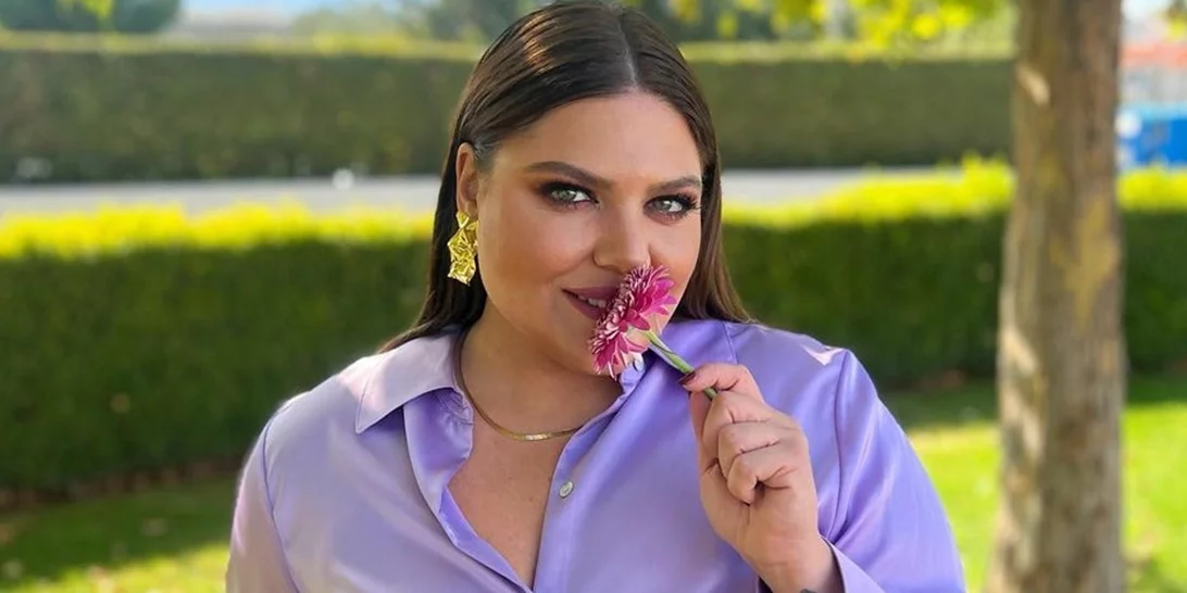 Δανάη Μπάρκα | Το φρέσκο (και super easy) μακιγιάζ του 10λεπτου που κάνει μόνη της πριν βγει on air