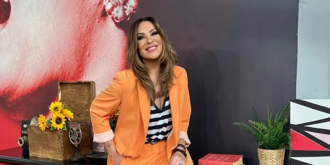 Ναταλία Γερμανού | Μας δείχνει τη γυμνασμένη της κοιλιά φορώντας το τέλειο crop πουκάμισο