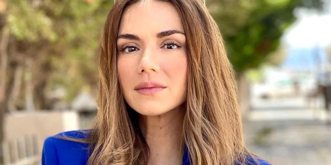 Η Βάσω Λασκαράκη μας ξεναγεί στην cosy κρεβατοκάμαρά της | Η minimal διακόσμηση και η αγάπη στη μονοχρωμία