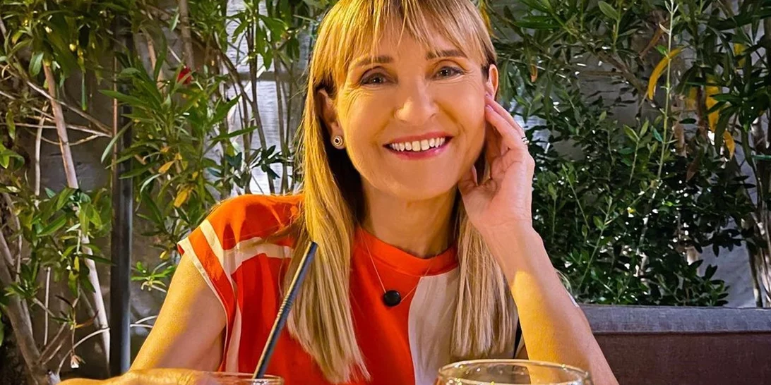 Μάρα Ζαχαρέα | Ξυπόλητη, με το πιο αέρινο καλοκαιρινό φόρεμα στο πλευρό της φίλης της