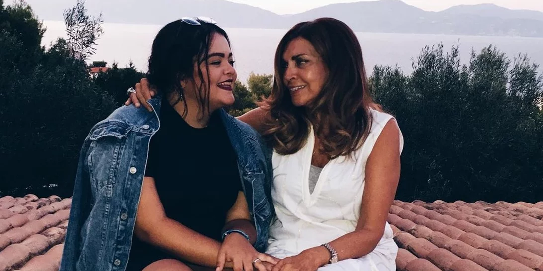 Η Μαριτίνα Ντενίση σε σπάνια βραδινή έξοδο με τη μητέρα της, Μιμή Ντενίση