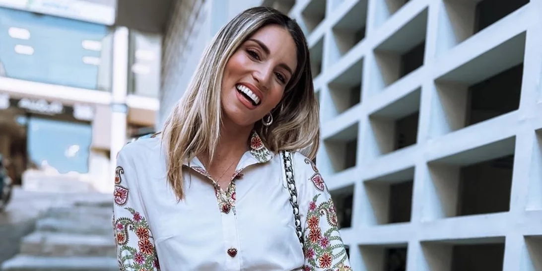 Αθηνά Οικονομάκου | Στόλισε το πιο ψηλό δέντρο που έχουμε δει και μας το δείχνει με υπερηφάνεια