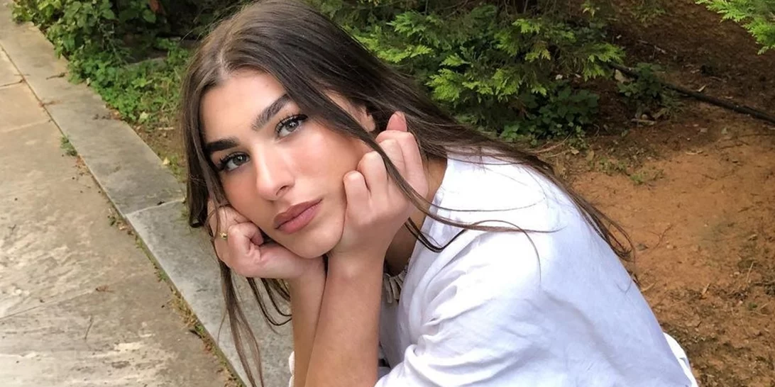 Η Χρύσα Μιχαλοπούλου πιο σέξι από ποτέ | Το outfit που ανέδειξε τα καλλίγραμμα πόδια της