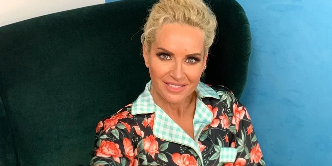 Μαρία Μπεκατώρου | Το ανατρεπτικό σύνολο με το ολόχρυσο crop top που ανέδειξε υπέροχα τις αναλογίες της