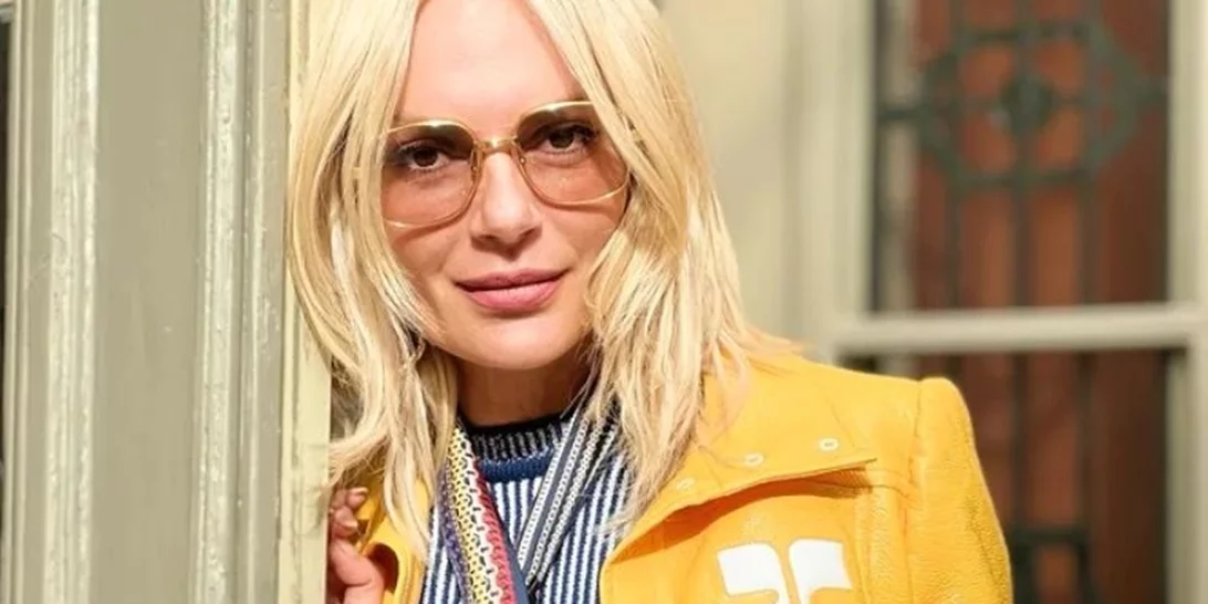 Η Έλενα Χριστοπούλου ξέρει πώς να αναδείξει τα καλλίγραμμα, χρυσαφένια πόδια της