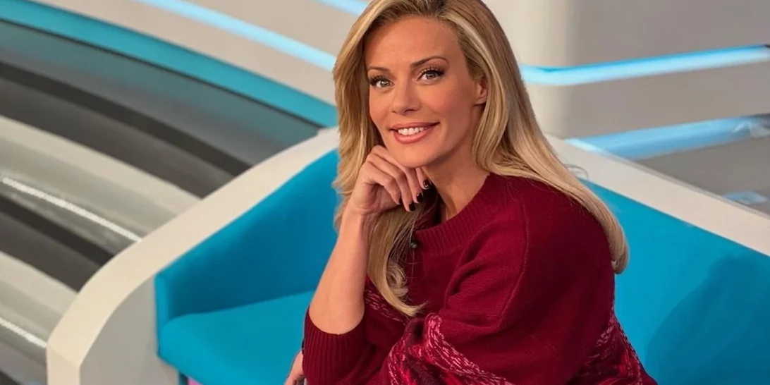 Ακόμη και με το πιο απλό ντύσιμο, η Ζέτα Μακρυπούλια καταφέρνει να τραβάει όλη μας την προσοχή