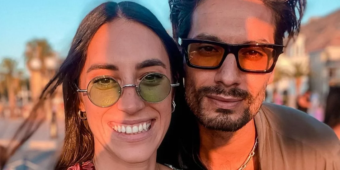 Το σπίτι του Γιώργου Καράβα και της Ραφαέλας Ψαρρού είναι cozy και μοντέρνο | Τα off-white ντουλάπια της κουζίνας και ο ιδιαίτερος τοίχος