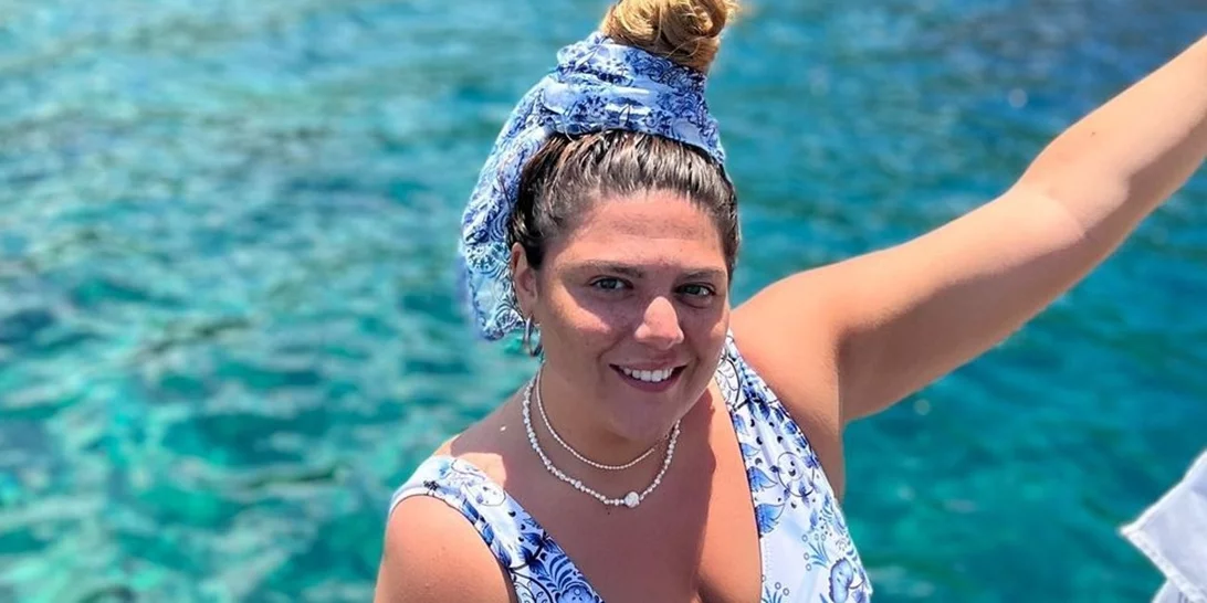 Δανάη Μπάρκα | Φωτογραφίζεται με μωβ ολόσωμο μαγιό στην πιο σέξι (με διαφορά) φωτογραφία της