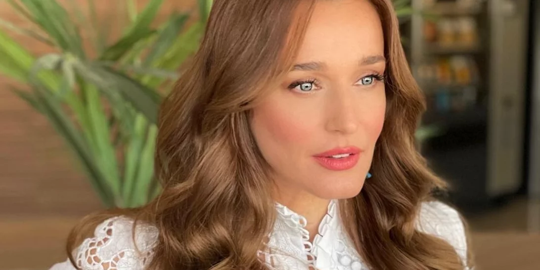 Αναστασία Ρουβά | Η πανύψηλη έφηβη φροντίζει τα άλογά της μαζί με τη μητέρα της, Κάτια Ζυγούλη