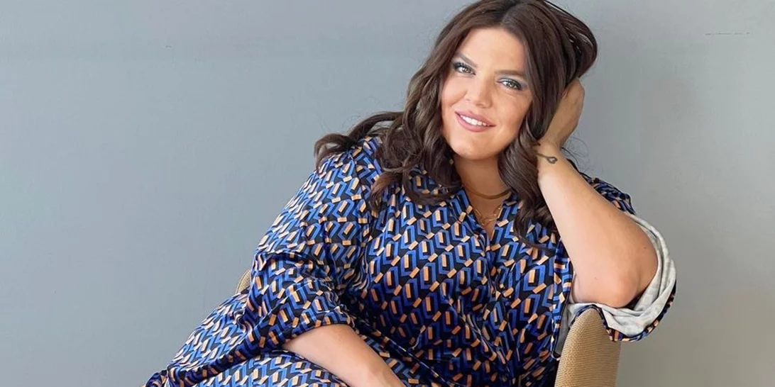 Η Δανάη Μπάρκα μας ξεναγεί στο τεράστιο μπαλκόνι της και μας δείχνει την υπέροχη θέα του σπιτιού της