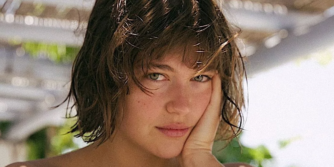 Τοtal white | Η Κλέλια Ανδριολάτου εμφανίστηκε με το πιο σέξι σύνολο του καλοκαιριού