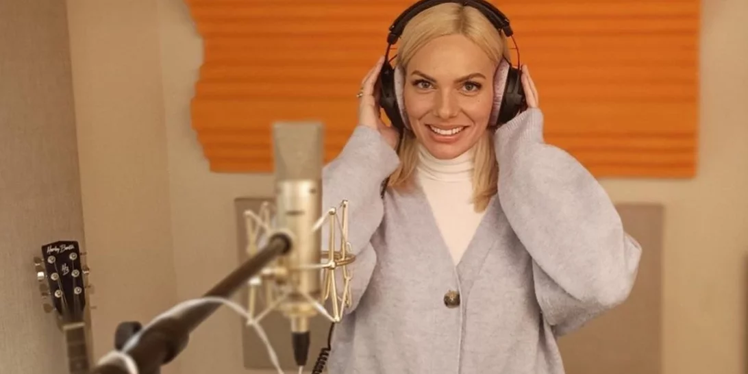 H Iωάννα Μαλέσκου εμφανίστηκε με το πιο θηλυκό μαύρο φόρεμα που κολακεύει τη σιλουέτα