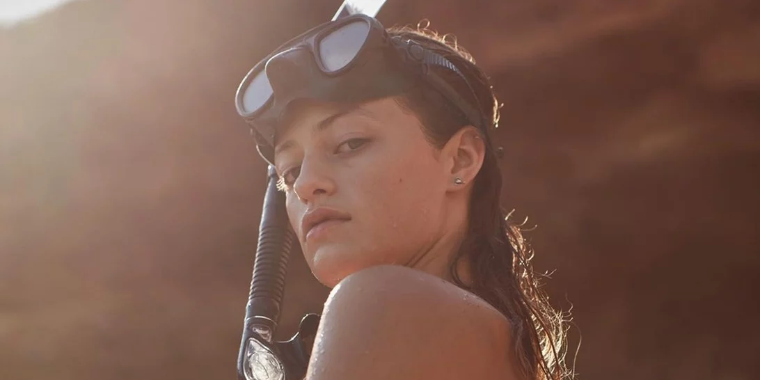 Glass skin | Άβαφη, με sleek low bun, η Γαία Μερκούρη ποζάρει πιο όμορφη από ποτέ