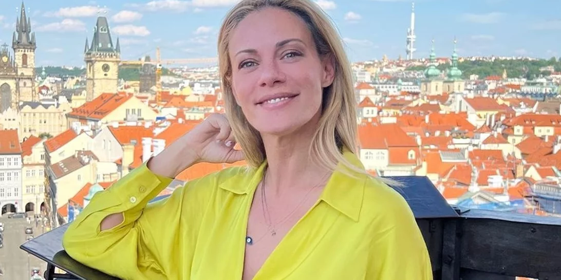 Η Ζέτα Μακρυπούλια στην παραλία | Ποζάρει με μαγιό και μας δείχνει τα ατελείωτα πόδια της