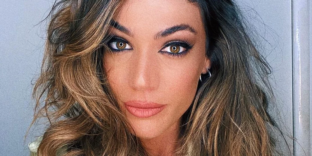 Ήβη Αδάμου | Ποζάρει άβαφη αγκαλιά με τον Μιχάλη Κουϊνέλη, στο cozy σαλόνι του σπιτιού τους