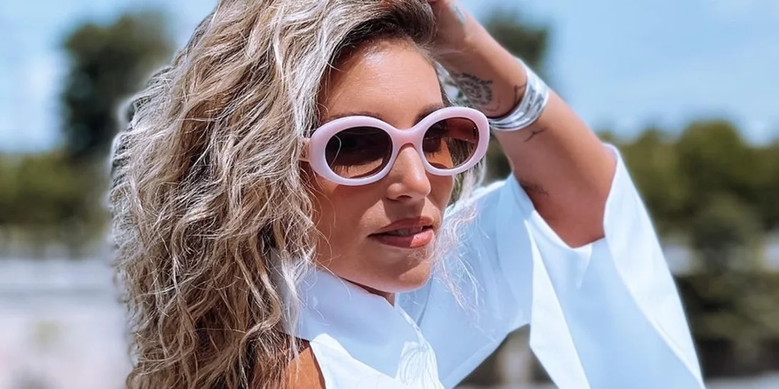 Αθηνά Οικονομάκου | Tο εντυπωσιακό φωτογραφικό άλμπουμ από τις διακοπές στη Μύκονο - τα εμπριμέ μαγιό και το cool καλοκαιρινό στυλ