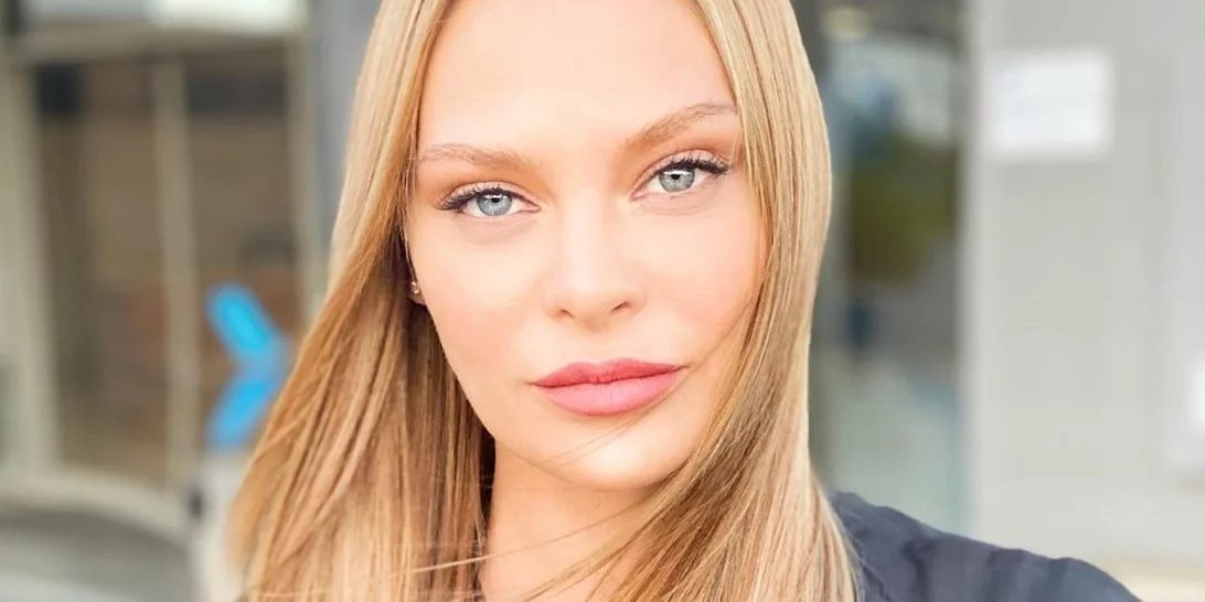 Υβόννη Μπόσνιακ | Με τζιν και crop top στο κέντρο της Αθήνας μαζί με τη Μαρία Μπεκατώρου