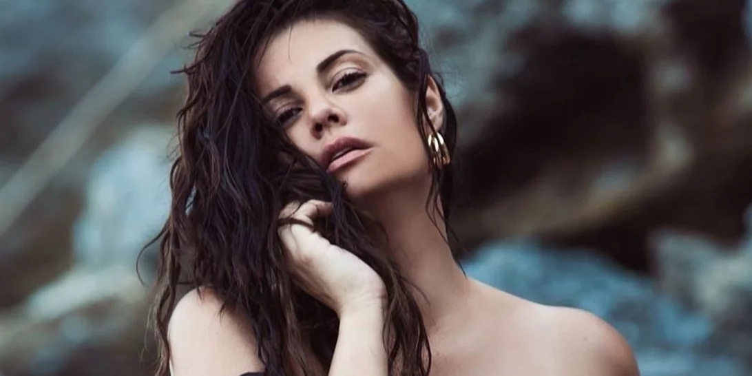 Μαρία Κορινθίου | Η εντυπωσιακή εμφάνιση με crop, animal print πουκάμισο