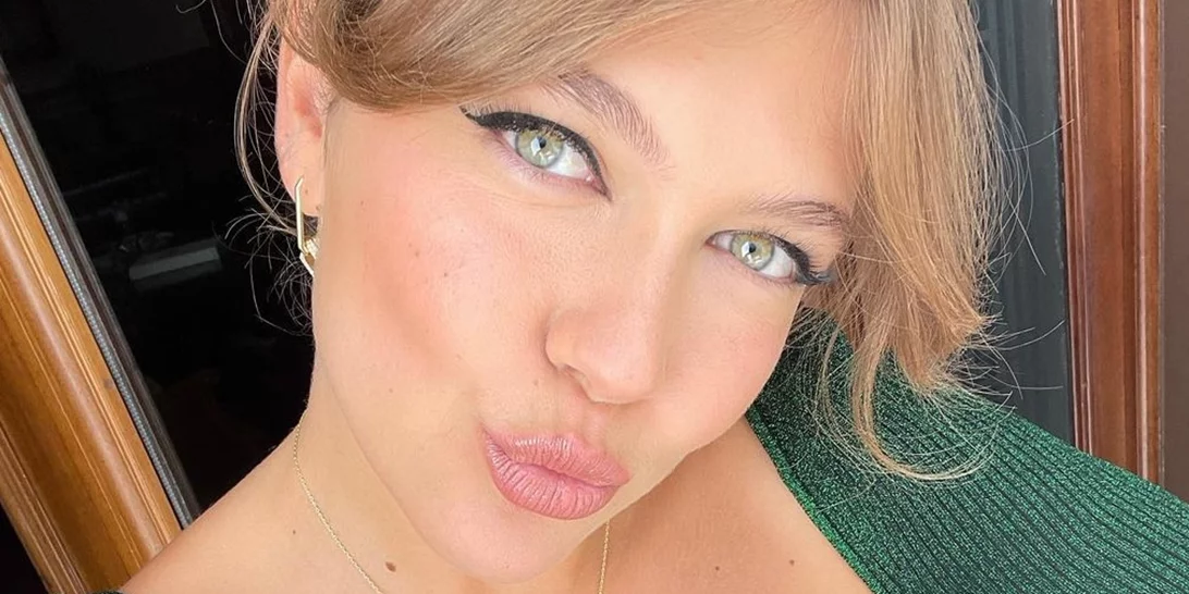 Η Κλέλια Ανδριολάτου παρακολουθεί το τέταρτο επεισόδιο της σειράς "Maestro" μαζί με τις φίλες της και δείχνει πιο χαρούμενη από ποτέ