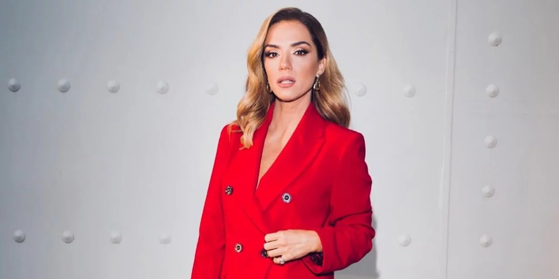 Βάσω Λασκαράκη | Η κόρη της, Εύα, διαβάζει με φόντο το υπέροχο κοριτσίστικο δωμάτιό της