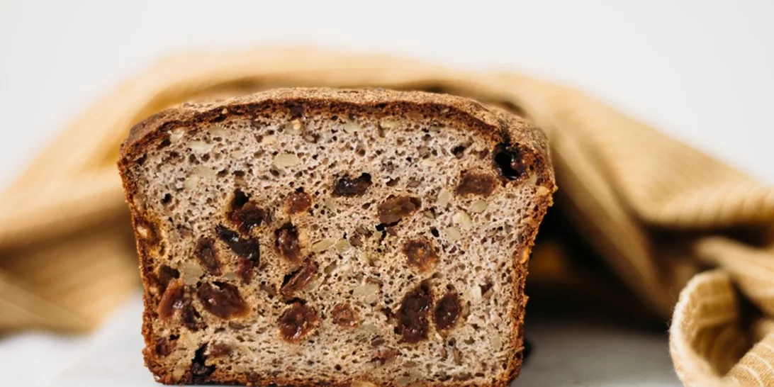 Η καλύτερη συνταγή για σταφιδόψωμο με βρώμη  χωρίς ζάχαρη: Αφράτο και γεμάτο φυτικές ίνες